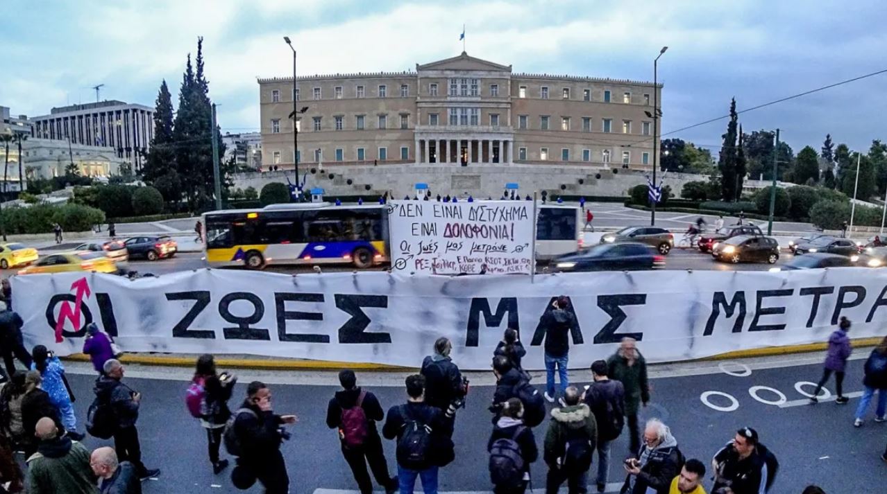 Tragjedia hekurudhore, protestë e heshtur në Athinë