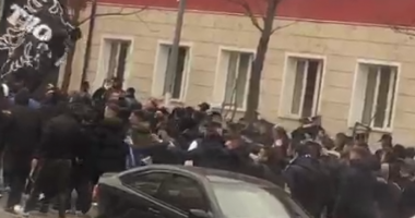 VIDEO/ Tifozët e Tiranës ndezin atmosferën, marshojnë drejt Air Albania