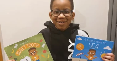 4- vjeçari britanik botoi dy saga në Ditën Botërore të Librit