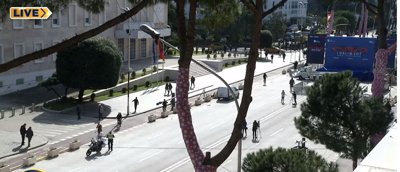 Apeli në seancë, Berisha në rrugë/ Thërret militantët në protestë në Bulevardin para kryeministrisë