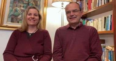 Nga largimi drejt Spanjës deri te puna në bujqësi nga biografia ‘e keqe’, çifti i muzikantëve tregojnë historinë e dashurisë