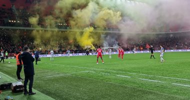 Hodhën lëndë piroteknike në fushë gjatë sfidës Partizani-Tirana, policia procedon tre tifozë