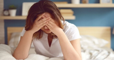 Arsyet që fshihen pas dhimbjes së kokës në mëngjes