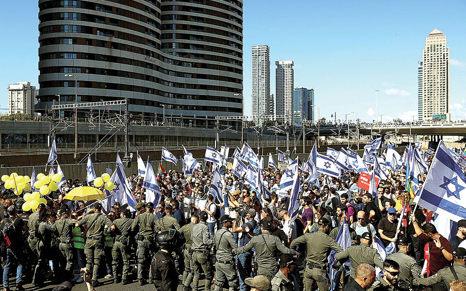 Demostrata masive në Izrael, Netanyahu “arratiset” me helikopter për në Romë