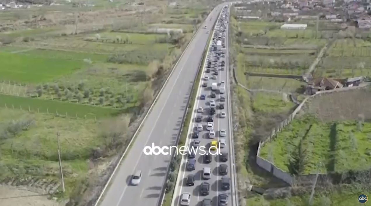 Autostrada drejt Elbasanit e bllokuar, shqiptarët dynden drejt ‘kryeqytetit’ të Ditës së Verës