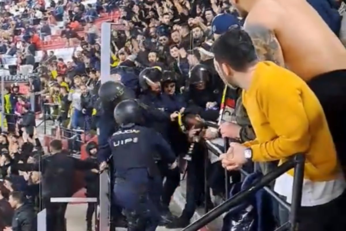 Policia spanjolle dhunon keq tifozët e Fenerbahçes