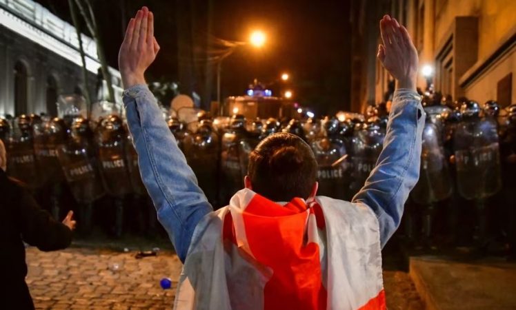 Protesta para parlamentit në Gjeorgji, policia përdor gaz lotsjellës