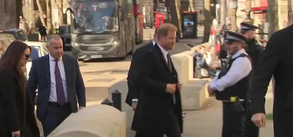 Princi Harry mbërrin në Gjykatën e Lartë në Londër, nis seancën kundër Daily Mail