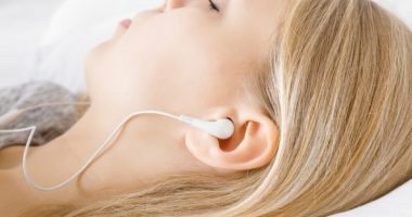 Pesë shenja që tregojnë se keni dëmtuar dëgjimin për shkak të përdorimit të kufjeve