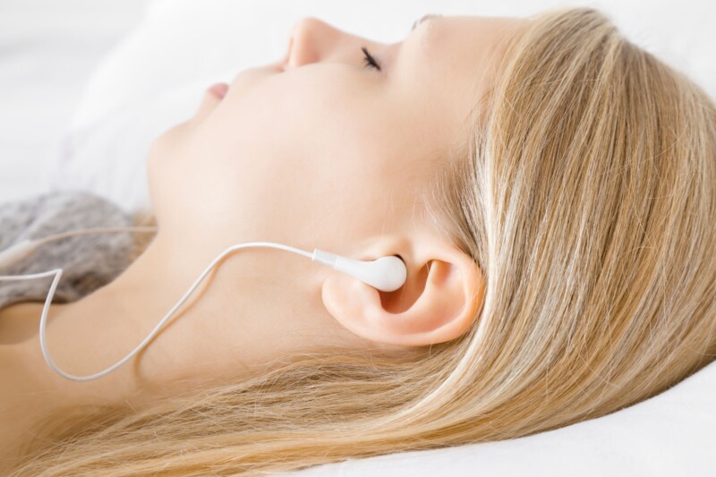 Pesë shenja që tregojnë se keni dëmtuar dëgjimin për shkak të përdorimit të kufjeve