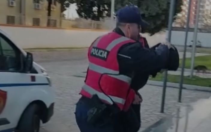 Arrestohet 24-vjeçari që shpërndante doza kanabisi, çfarë iu gjet në banesë