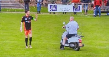 VIDEO/ Ndodh në Holandë: Tifozi hyn në fushë me një skuter për t’u ankuar te lojtarët