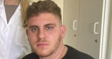 Hero pa pelerinë, 20-vjeçari grek theu xhamat e trenit dhe shpëtoi 10 persona