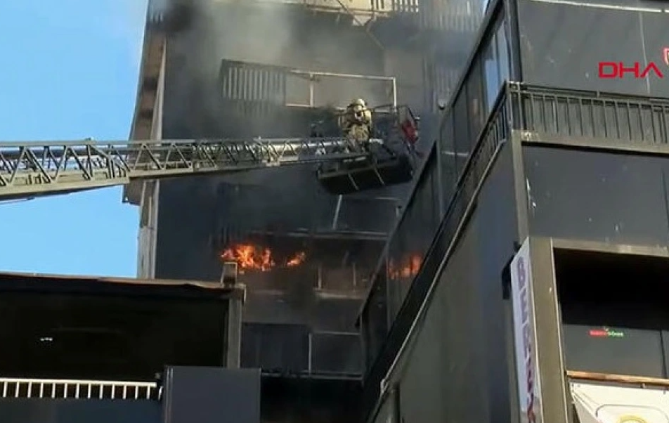 Zjarr në një hotel në Stamboll, raportohet për 2 viktima