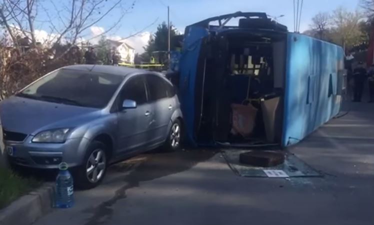 Disa të plagosur nga përmbysja e autobusit, dyshimet paraprake për aksidentin në Tiranë