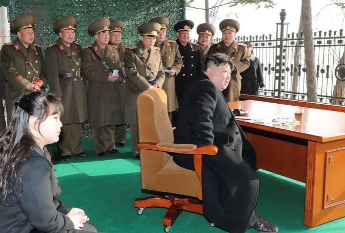 Kim Jong Un mbikëqyr trupat ushtarake që simulojnë një sulm mbi Korenë e Jugut