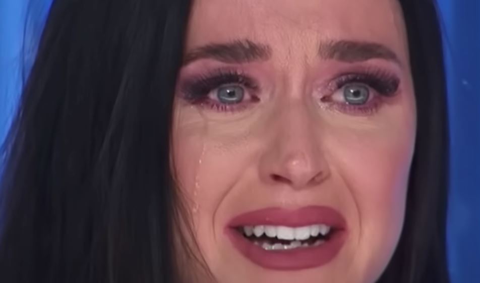 Katy Perry shpërthen në lot, momenti kur ngjitet në skenë konkurrenti që i mbijetoi të shtënave