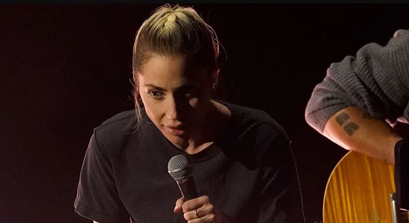 Lady Gaga tërheq vëmendje me performancën në Oscars, shfaqet me një bluzë dhe xhinse të grisura
