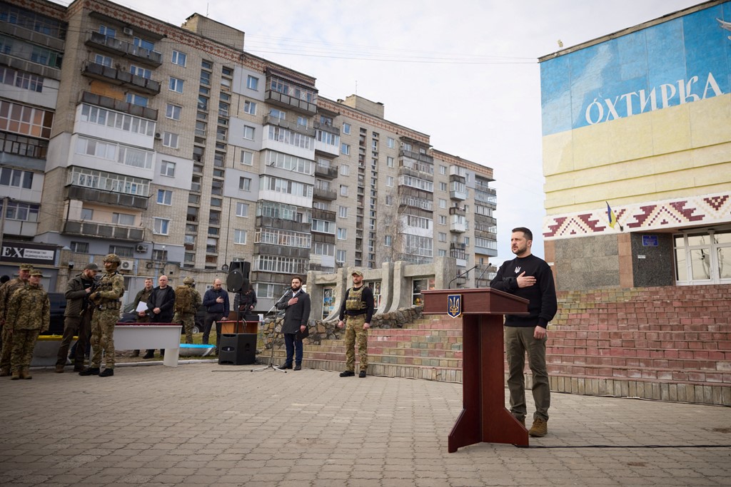 Zelensky vazhdon “turin”, viziton ushtarët në Sumy