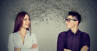 Gjuha e trupit nuk gënjen, si të zbuloni nëse dikush po ju mashtron