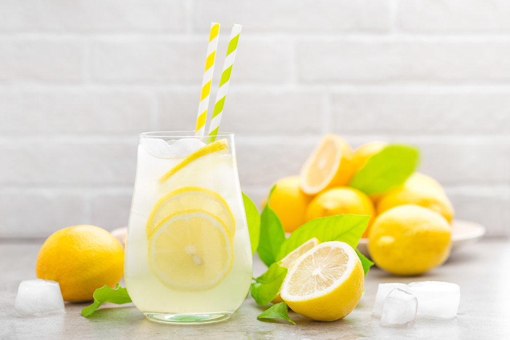 Ja se çfarë ndodh me trupin tuaj nëse pini ujë me limon për 30 ditë