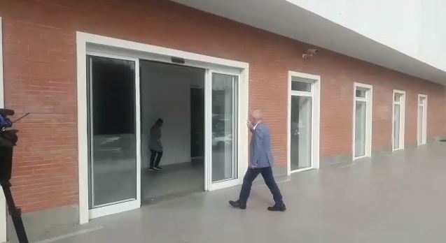 Meta i shkon në zyrë Berishës/ Opozitarët përgatiten për protestën e 3 marsit