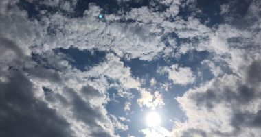 Vranësira dhe reshje të pakta shiu, sot temperaturat arrijnë deri në 32 gradë