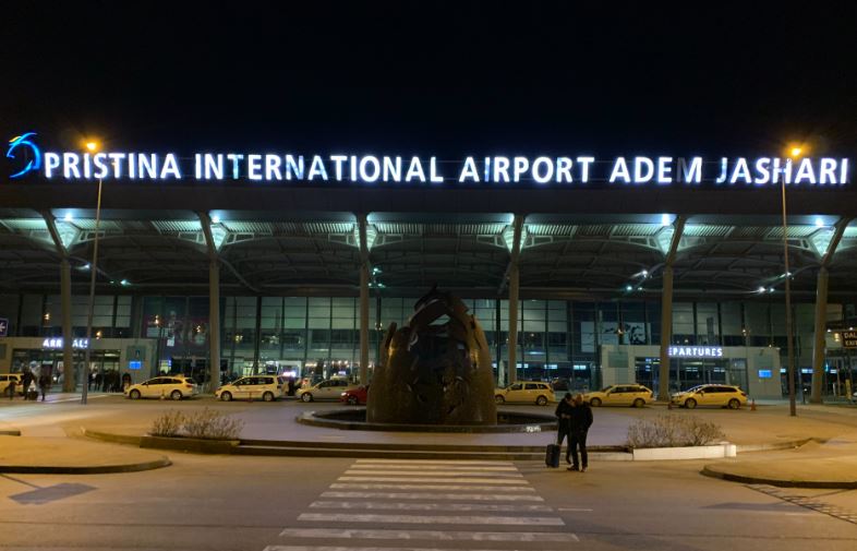 Aeroporti në Prishtinë i kthehet normalitetit, policia: Alarmi për bombë, i rremë