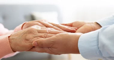 Studimi: Njerëzit e moshuar me kontakte të shpeshta sociale jetojnë më gjatë