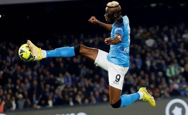 Napoli me “dhimbje koke” në prag të ndeshjes ndaj Milanit, dëmtohet Osimhen