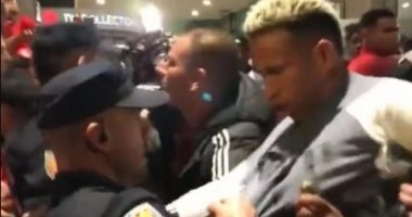 VIDEO/ Lojtarët e kombëtares së Perusë përplasje me policinë, shoqërohet në komisariat portieri