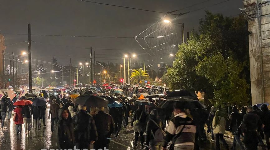 Tragjedia hekurudhore në Larisa, protestë në shi para parlamentit grek