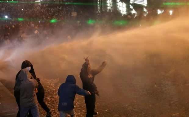 Dita e dytë e protestave në Gjeorgji, policia përdor gaz lotsjellës për të shpërndarë turmën