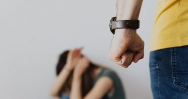 Rrahje, përdhunime, rrëmbime: rreth një mijë gra, viktima të dhunës në familje në Maqedoninë e Veriut në vitin 2022