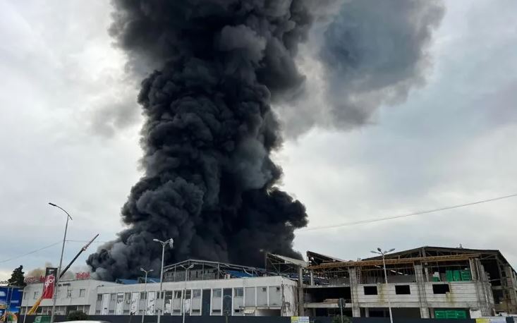 Flakët “përpijnë” qendrën tregtare në Pejë, tetë persona në spital