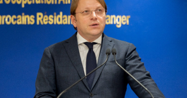 Varhelyi: Mbështesim Kosovën dhe Serbinë në procesin e zbatimit