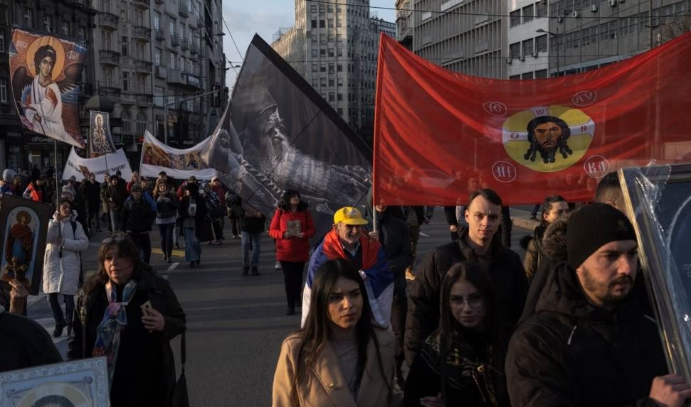 Nacionalistë serbë dhe grupe fetare protestojnë kundër marrëveshjes Kosovë-Serbi