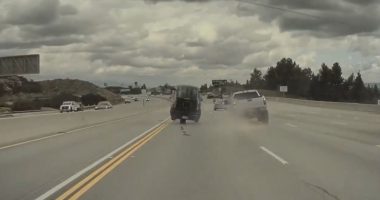 VIDEO/Goma bie nga makina në lëvizje dhe dërgon automjetin tjetër në ajër, aksidenti bëhet viral