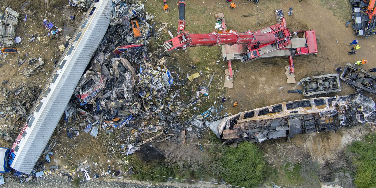 Përplasja e trenave në Greqi, ulen shpresat për të gjetur të mbijetuar