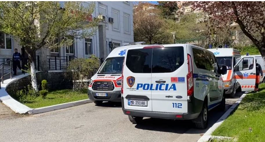 Goditi me thikë gruan dhe më pas tentoi të vriste veten, arrestohet 42 vjeçari në Tepelenë
