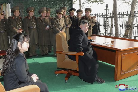 Kim Jong Un mbikëqyr lëshimin e raketës në praninë e vajzës së vogël