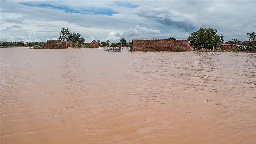 Përmbytje në jug të Afrikës lindore, thatësira ekstreme në veri