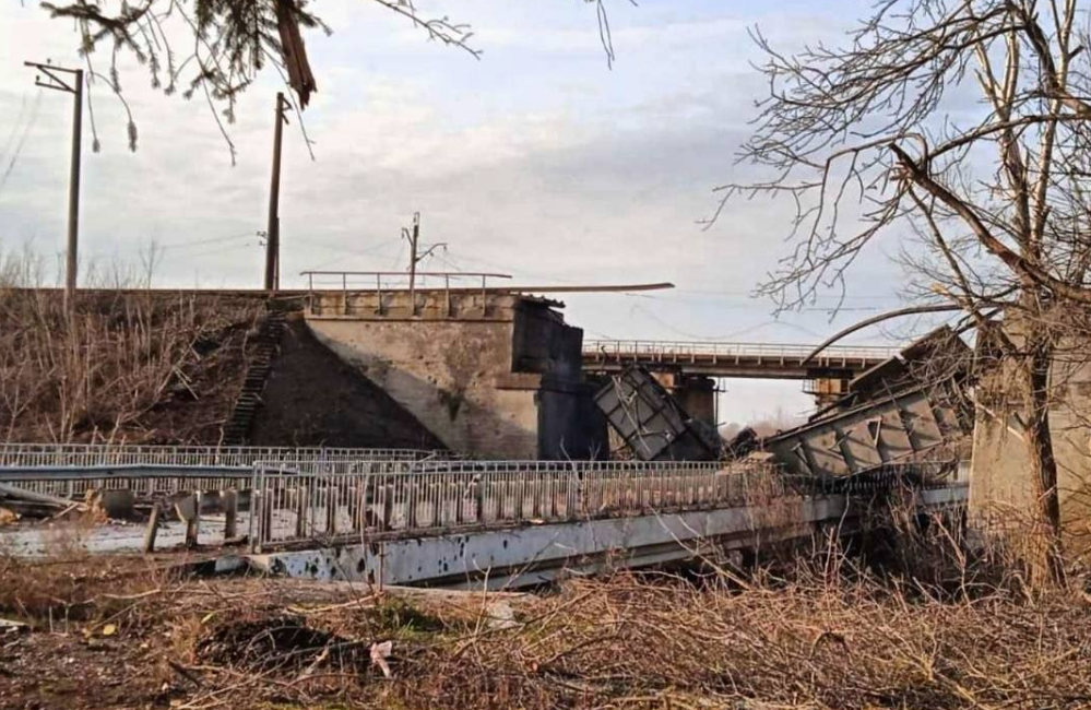 Forcat ukrainase hedhin në erë urën jetike në Bakhmut