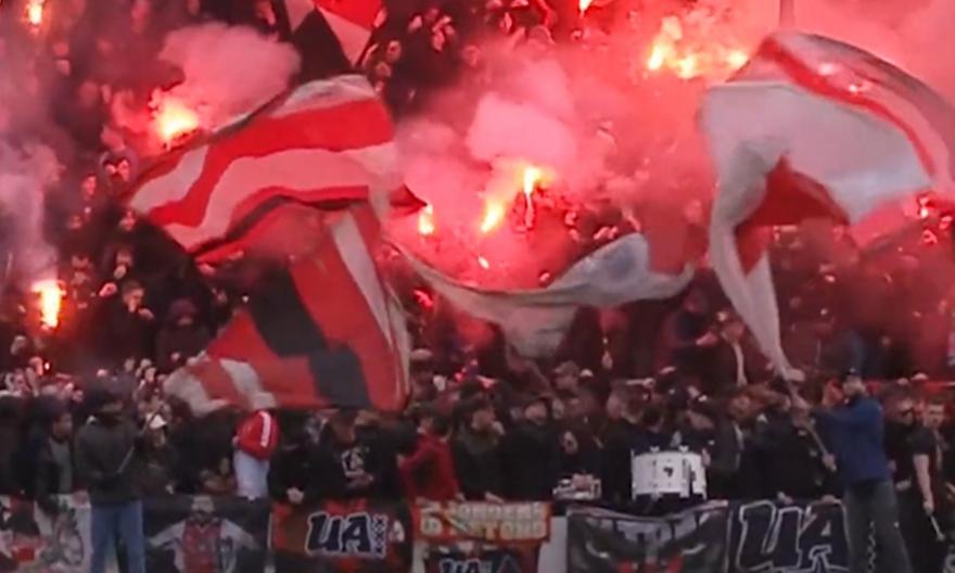 VIDEO/ Tifozët e Ajax-it dhurojnë show para derbit me Feyenoord!