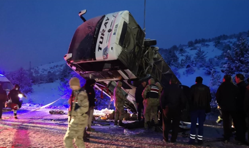 Përmbyset autobusi në Turqi, 2 viktima dhe 21 të plagosur