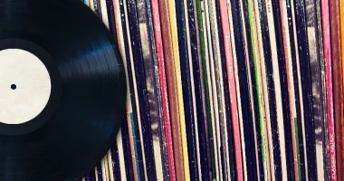 Për herë të parë në 36 vjet, shitjet e vinylave tejkaluan ato të CD-ve