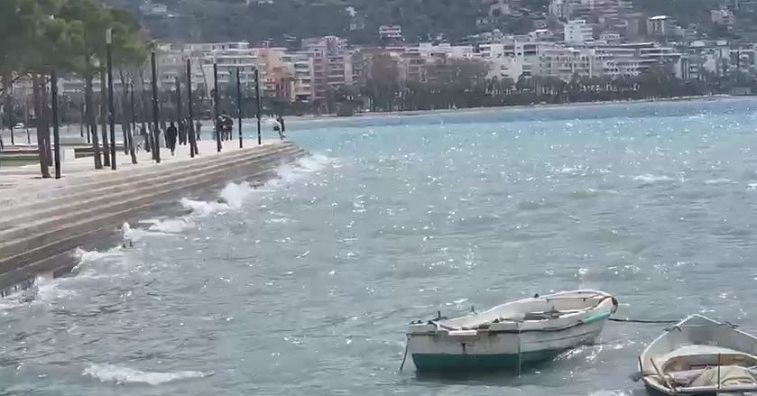 Moti i keq, pezullohet lundrimi për mjetet e vogla në Vlorë