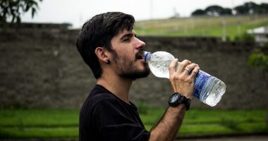 Si ndikon uji që pimë tek shëndeti i dhëmbëve