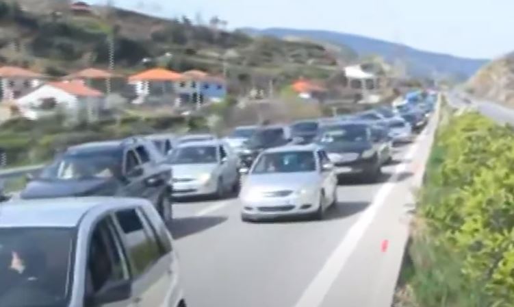 Qytetarët dynden në Elbasan për Ditën e Verës, trafik i rënduar në hyrje të qytetit