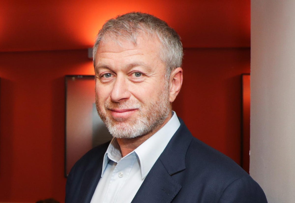 Britania sanksionon personat e afërt me Roman Abramovich